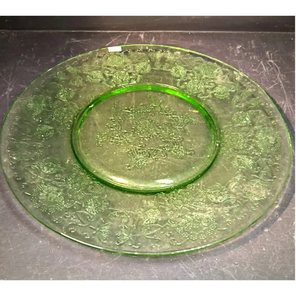 708. Hazel Atlas UV Reactive Plate 10 inch Glows